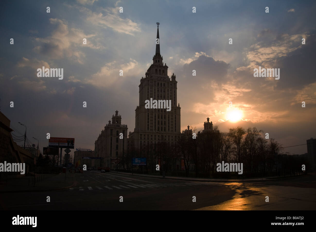 Hotel Ukraine mit Abendsonne, Moskau Stockfoto