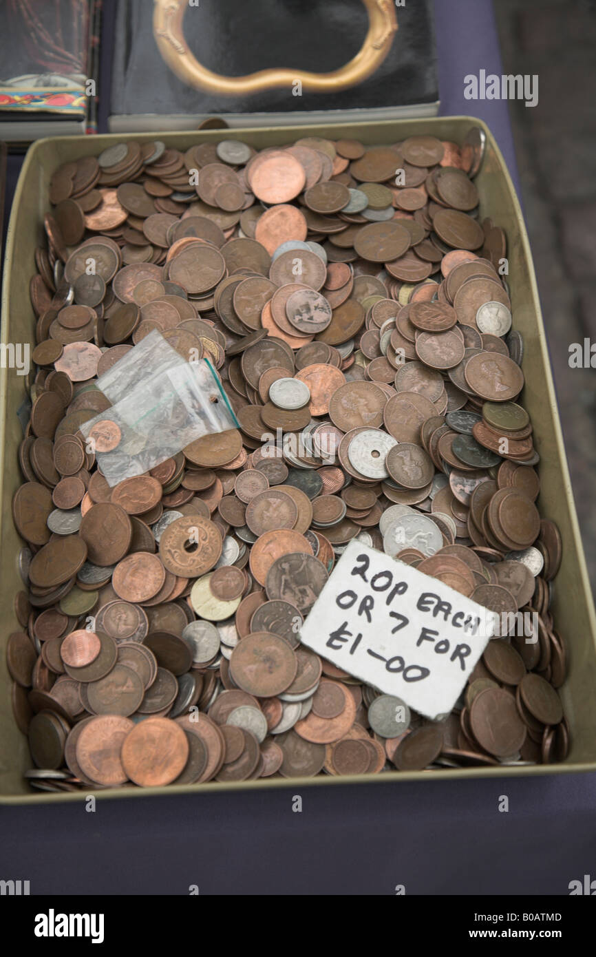 Alte Münzen zum Verkauf auf Marktstand Stockfoto