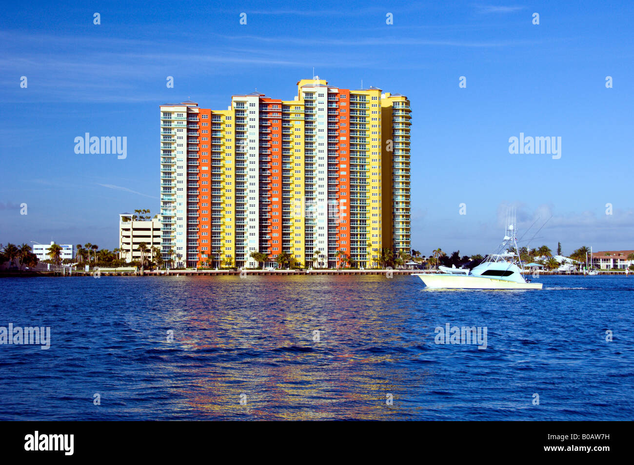 Eine bunte Wohnkomplex und Pleasureboat entlang Intracoastal Wasser-Strasse in der Nähe von Palm Beach Florida USA Stockfoto