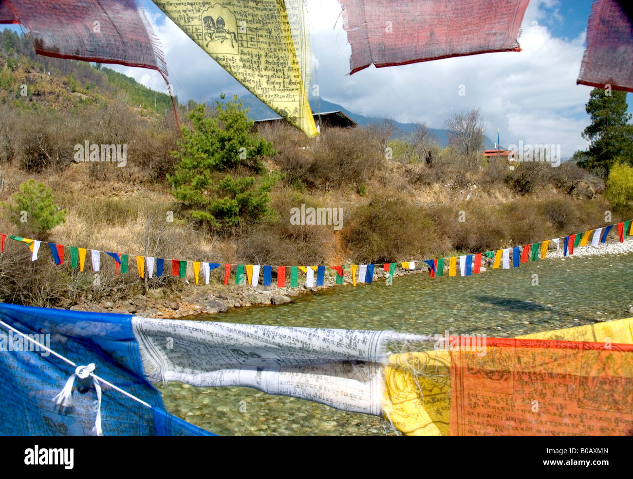 Gebetsfahnen aus Brücke über Paro Chhu (Fluss), obere Paro-Tal, Bhutan Stockfoto