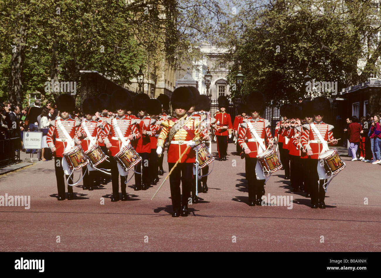 Grenadier Guards marschieren von St James Palace London England UK Zeremonie feierliche einheitliche britische Armee Bärenfell Trommeln Stockfoto