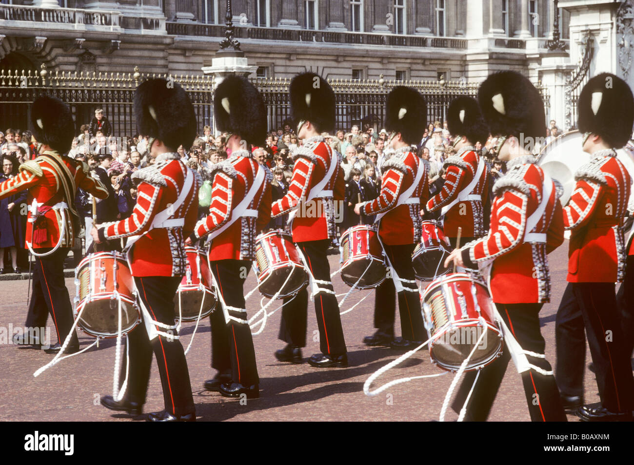 Grenadier Guards marschieren zum Buckingham Palace London England UK Zeremonie feierliche einheitliche britische Armee Bärenfell Schlagzeug Stockfoto