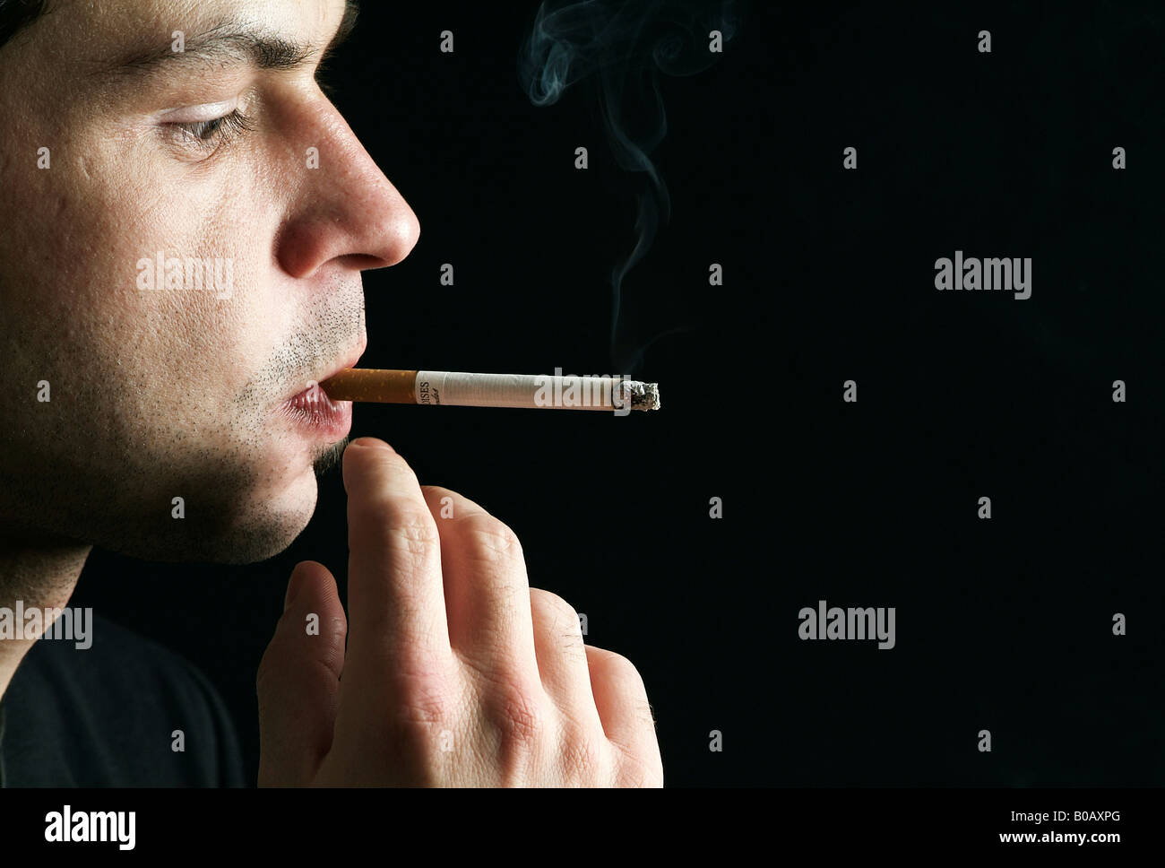 Man raucht eine Zigarette Stockfoto