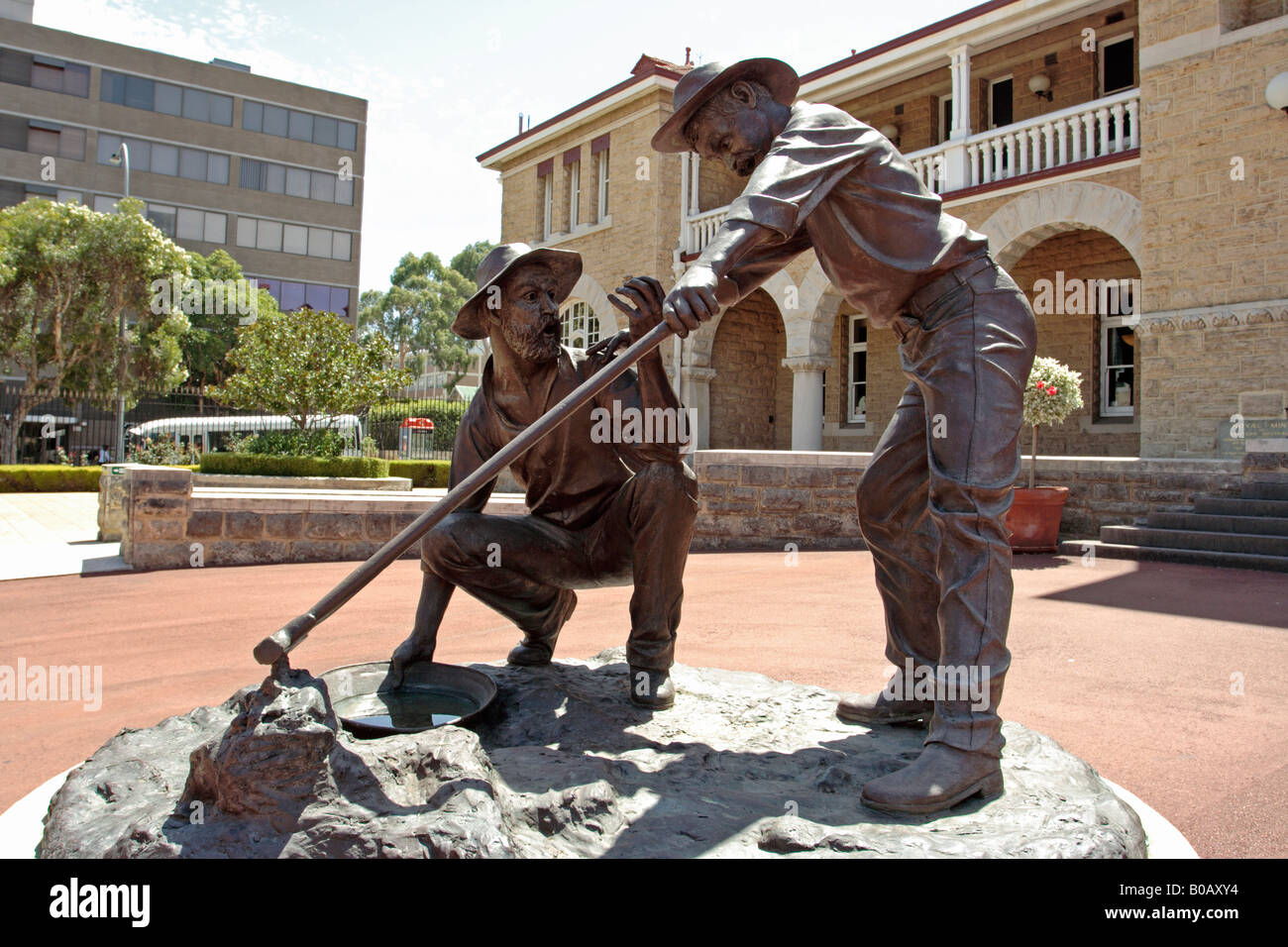 Skulptur, Arbeiter graben nach Gold vor der Royal Mint Of Western Australia in Perth Gebäude darstellen, Stockfoto
