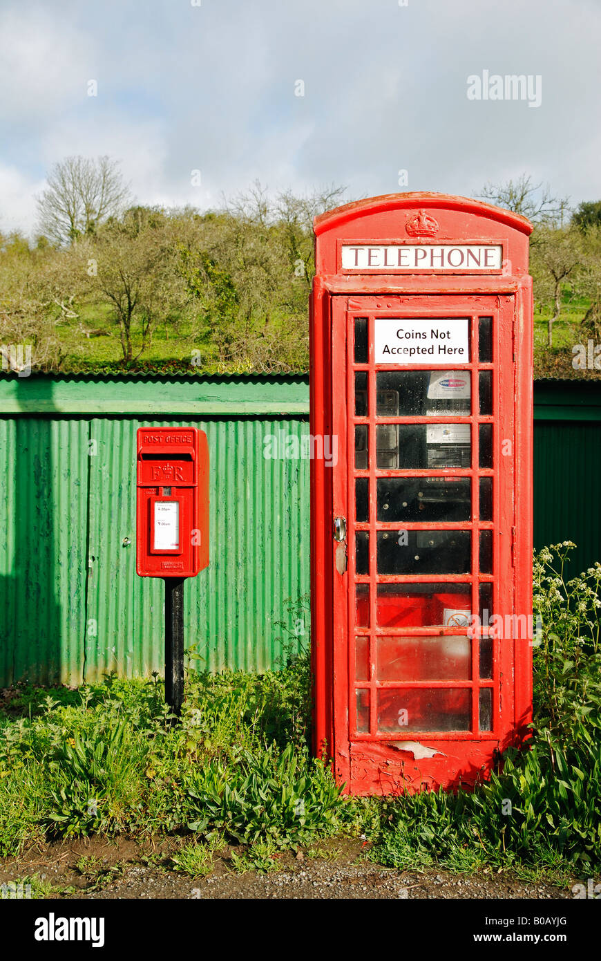 eine britische rote Telefonzelle neben einen kleinen Briefkasten in Cornwall, england Stockfoto