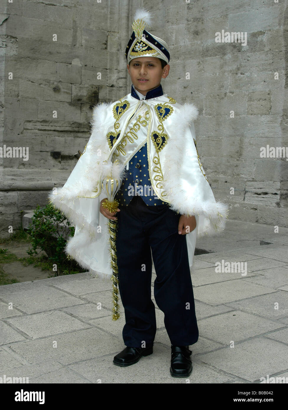 Ein türkischer Junge, schön gekleidet, am Tag seiner Beschneidung (2) Stockfoto