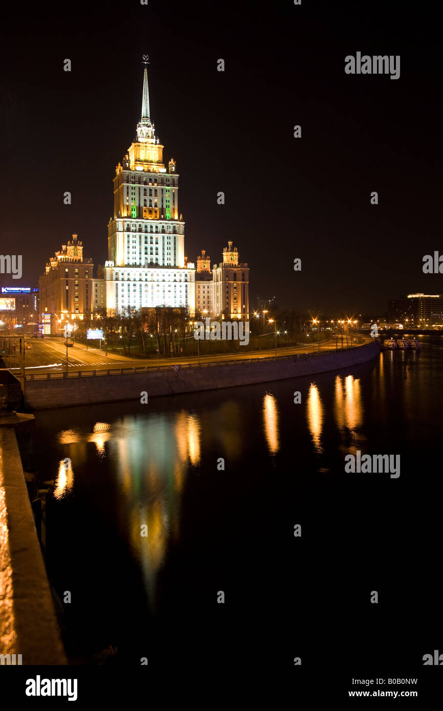Hotel Ukraine nachts spiegelt sich im Fluss Moskau, Moskau, Russland, Russische Föderation Stockfoto