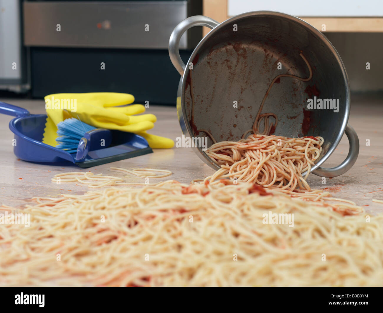 Pfanne von Lebensmitteln auf Küchenboden fallen gelassen Stockfoto