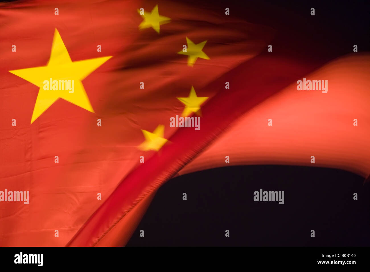 China Shanghai chinesische Flagge nachts beleuchtet verschwommen Bewegung Stockfoto