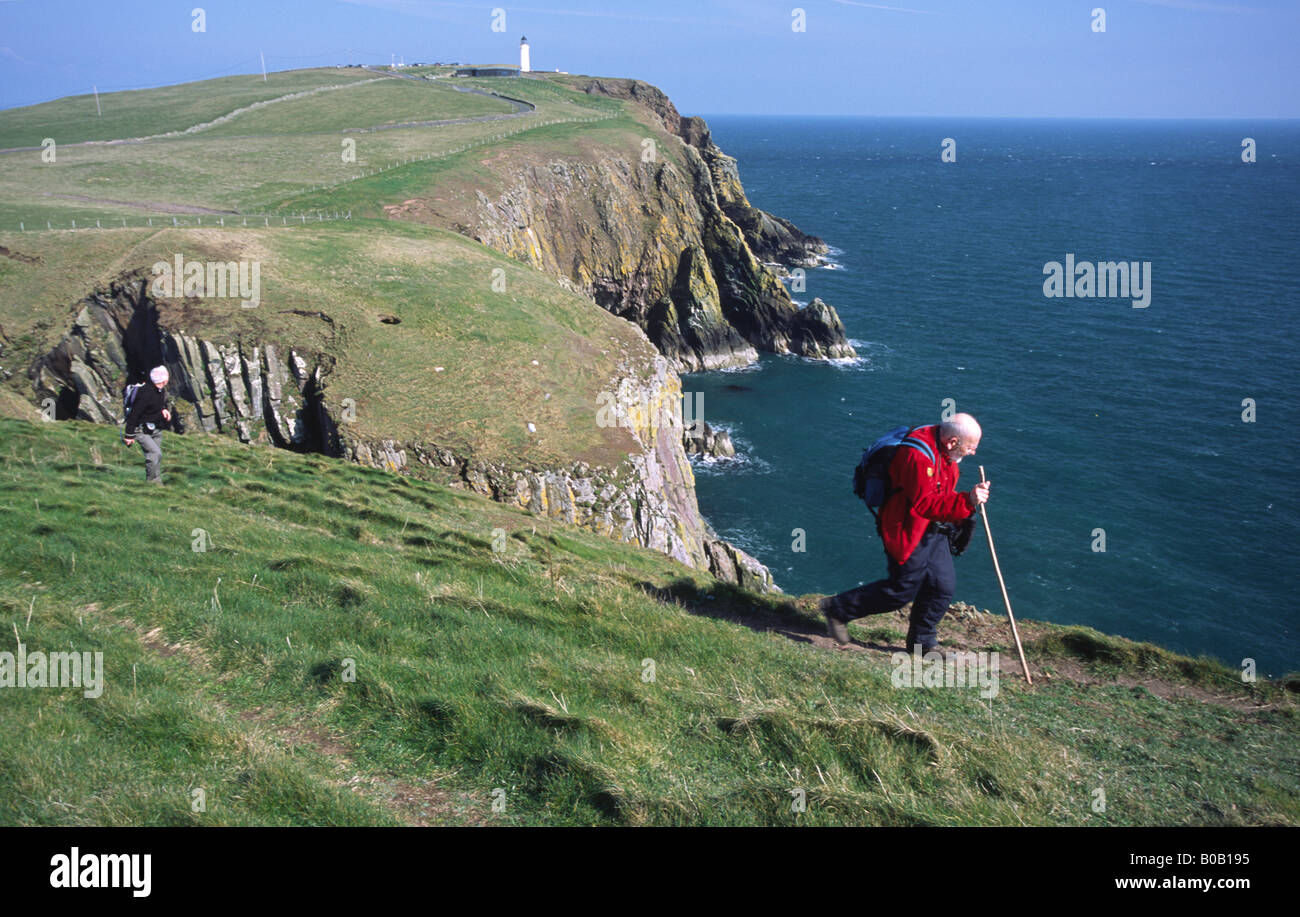 Die Küste von Großbritannien Schottland die meisten südlich verweisen den Mull of Galloway Wanderer zu Fuß entlang der Oberseite der Klippe Carrick-Kee UK Stockfoto