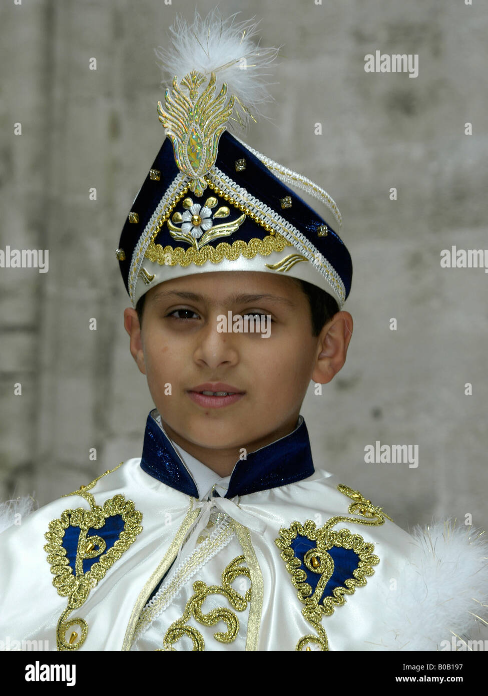 Ein türkischer Junge, schön gekleidet, am Tag seiner Beschneidung Stockfoto