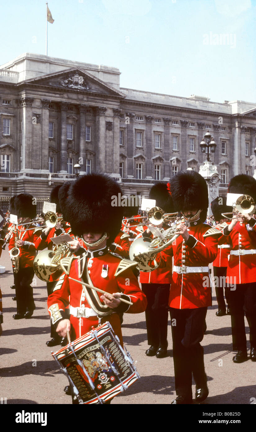 Coldstream Guards Buckingham Palace London England Prunk rote Tuniken Bärenfellmützen band Schlagzeug Militäruniformen UK tourist Stockfoto