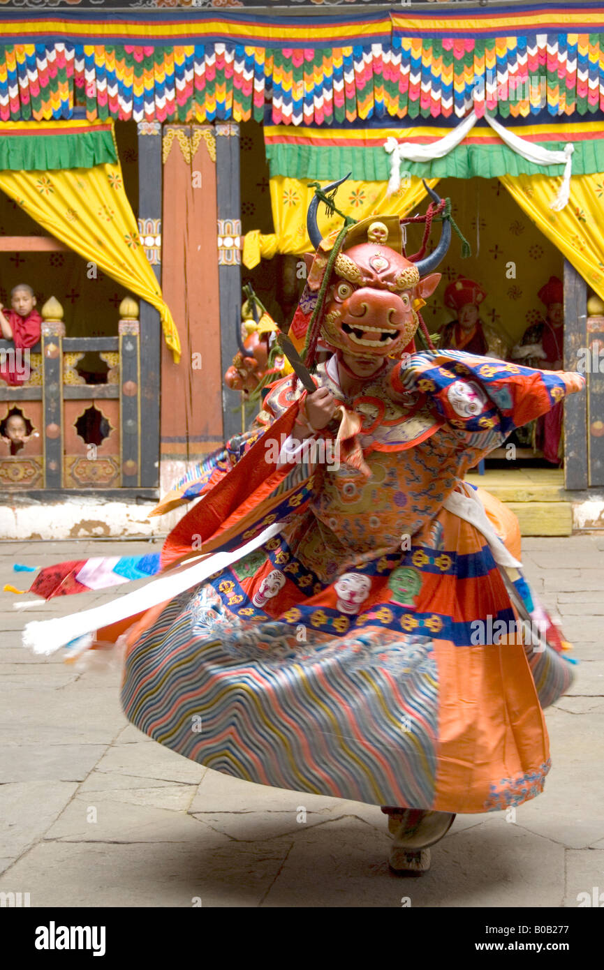 Tanz des Herrn des Todes und seiner Gemahlin (Shinje Yab Yum) in Paro Tsechu (Festival), Bhutan Stockfoto