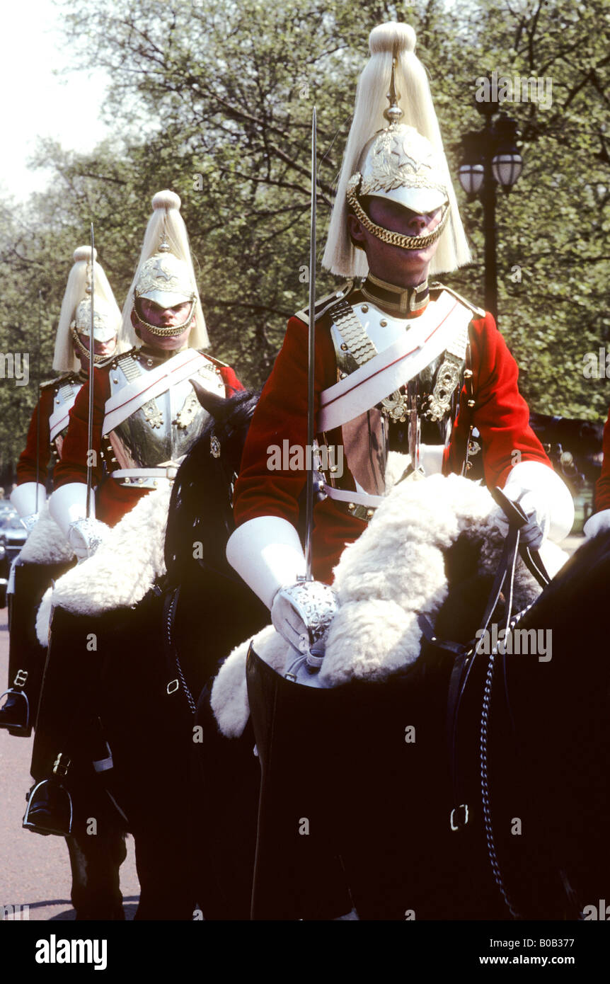 Horseguards in der Mall englische britische zeremoniellen Armee Soldaten berittene Pferde Reiter einheitliche rote Federn Federbusch Stockfoto