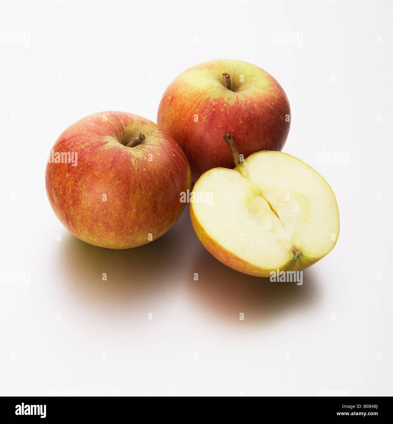 Steuermänner Äpfel, eine Hälfte in Scheiben geschnitten Stockfoto