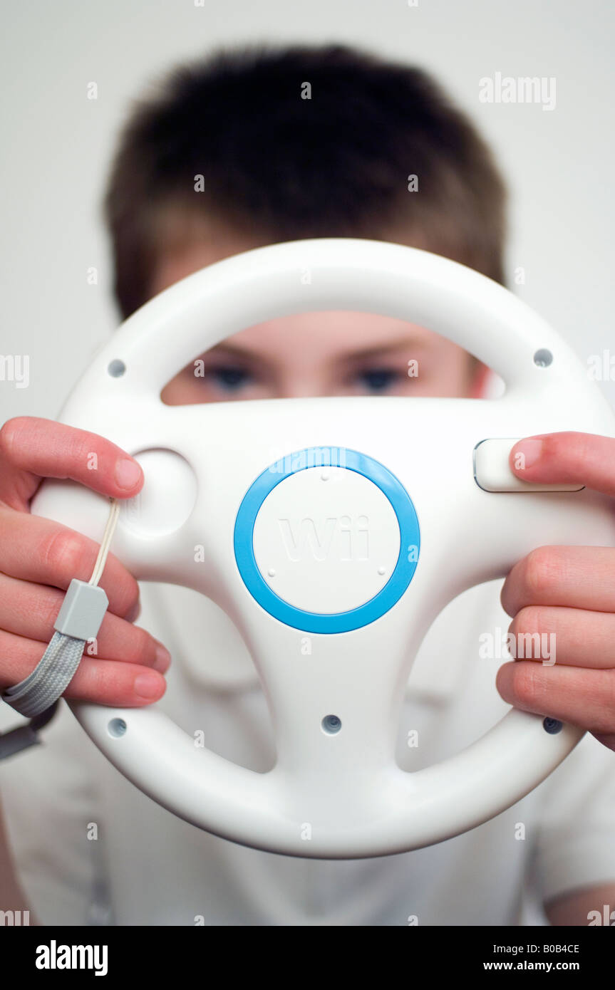 Jungen spielen mit Nintendo Wii-Wheel Stockfoto