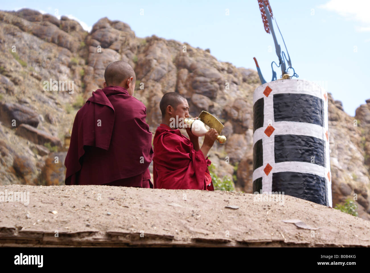 Tibetische Mönche weht Muschel Hörner Hemis Festival in Ladakh Stockfoto