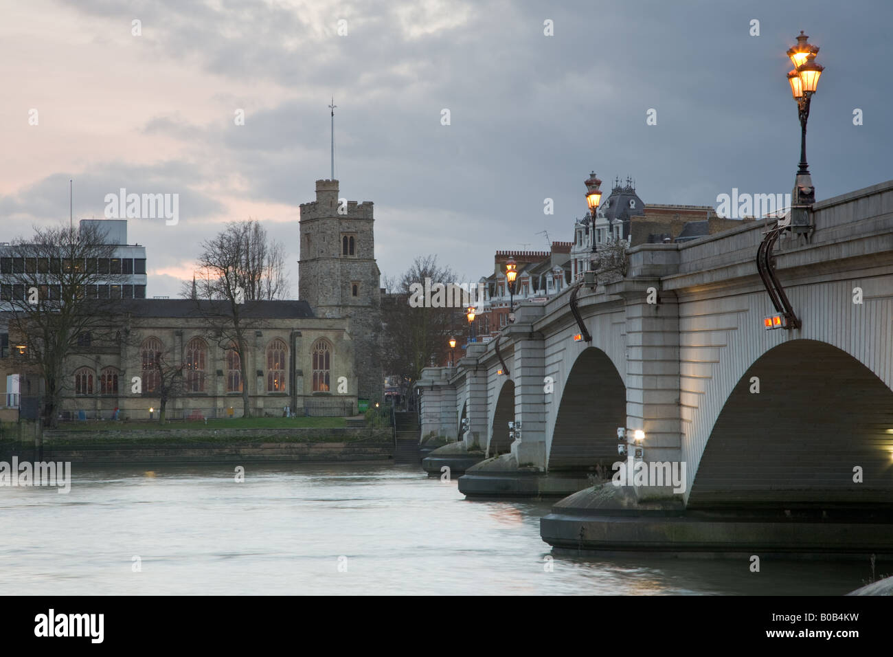 Putney Bridge und St. Mary's Kirche in der Abenddämmerung, Blick nach Süden von der Fulham-Bank. Stockfoto