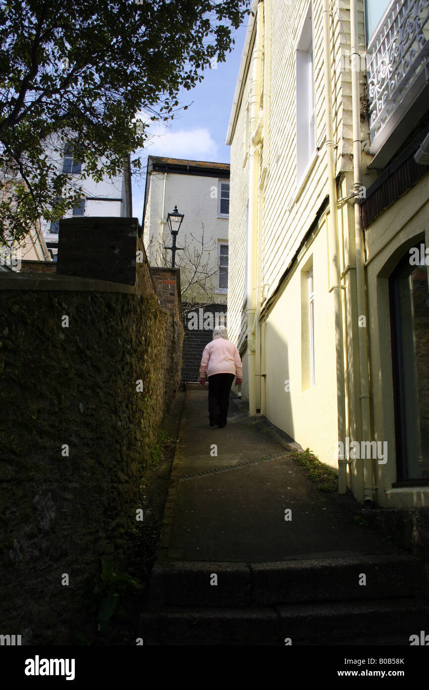 EIN SPAZIERGANG DURCH EINES DER MALERISCHEN GASSEN IM ALTEN DORF FOWEY TOURIST. CORNWALL. VEREINIGTES KÖNIGREICH. Stockfoto