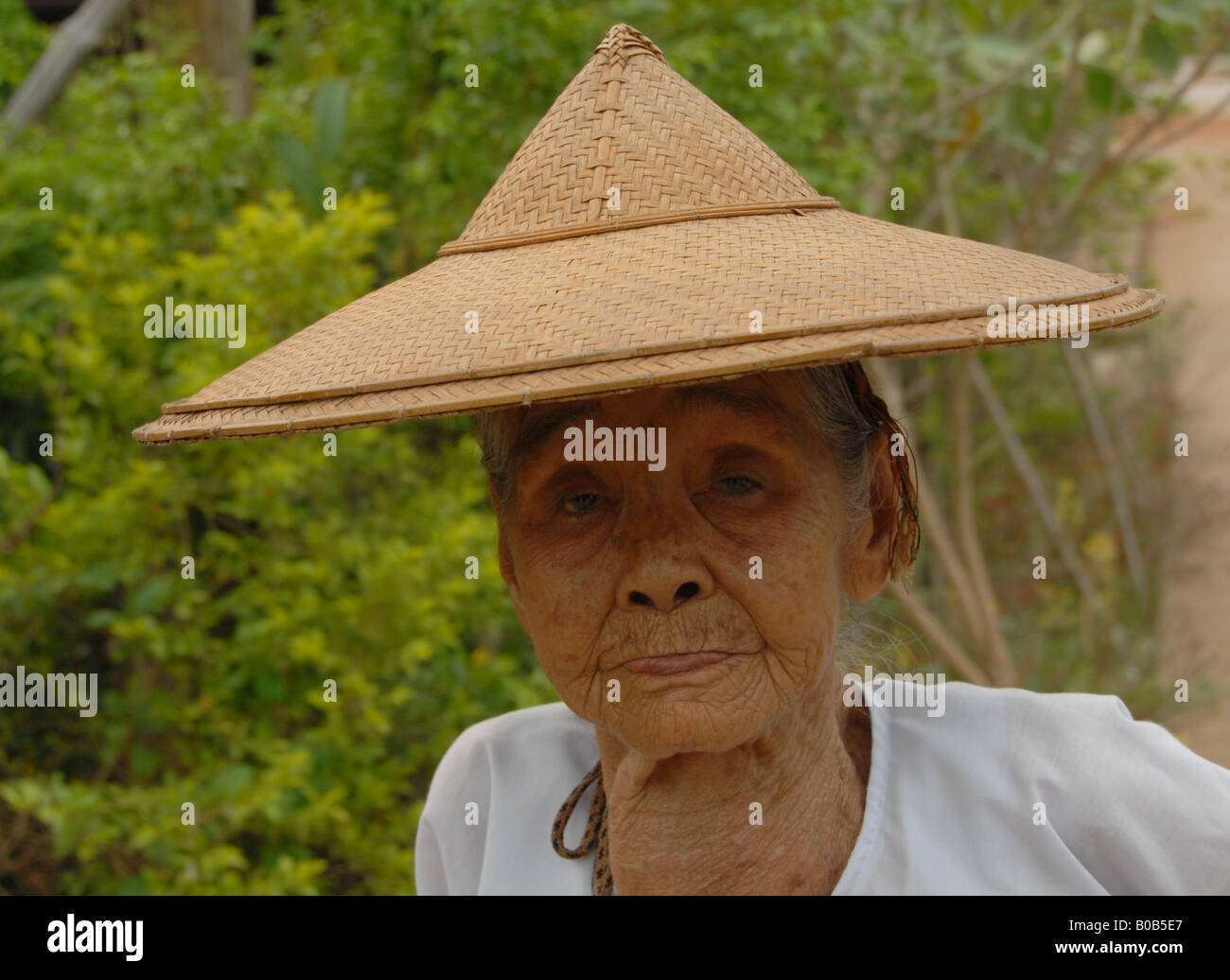 alte Dame mit traditionellen Hut, Mae Hong Son, Norden von thailand Stockfoto