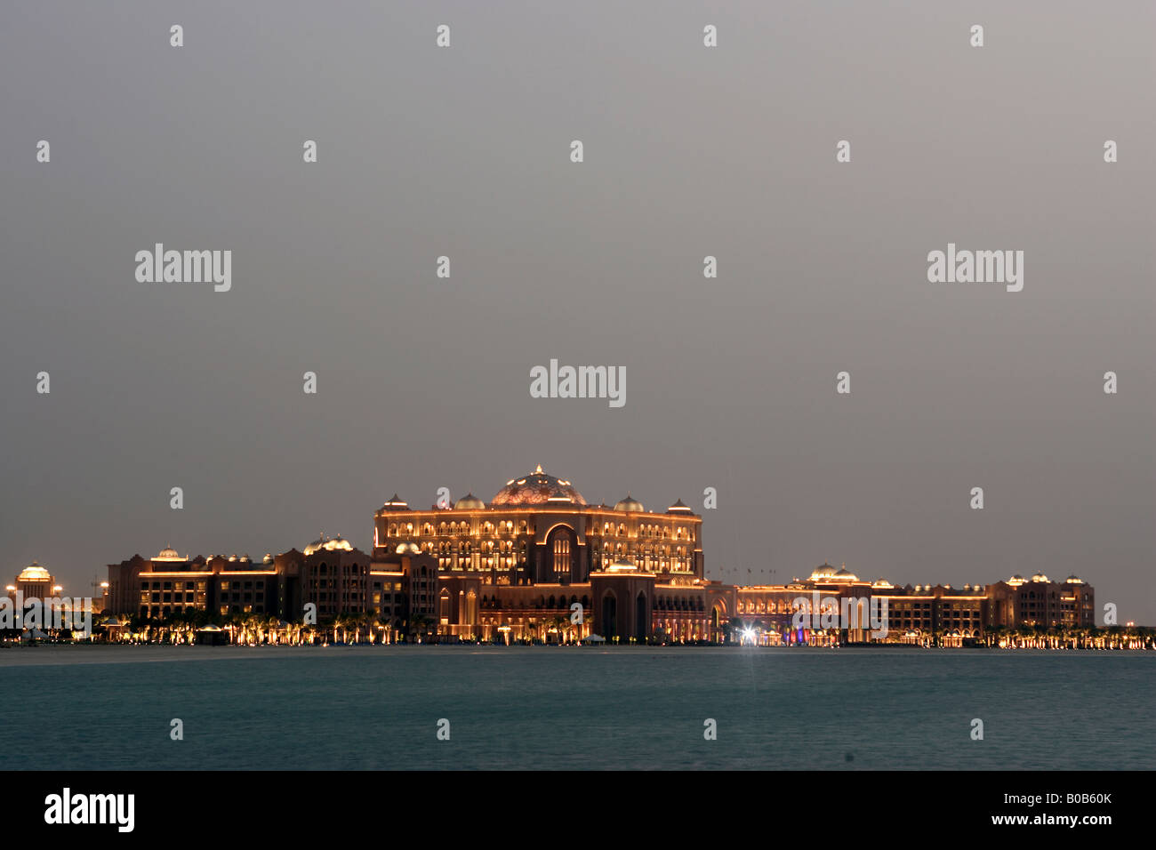 Emirates Palace Hotel am Abend, Abu Dhabi, Vereinigte Arabische Emirate Stockfoto