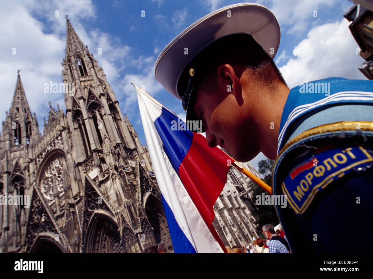 Russische Matrosen der Mir auf der Straße von Rouen. Baudenkmals St Ouen im Hintergrund. Turnier der Großsegler Armada 2003 Frankreich Stockfoto