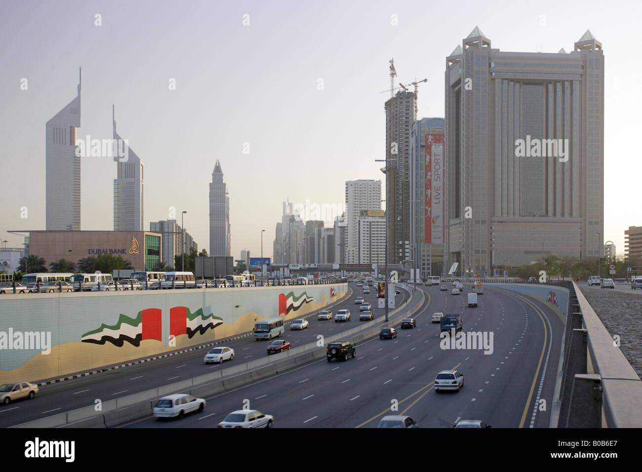 Rush Hour auf der Sheikh Zayed Road, Dubai, Vereinigte Arabische Emirate abends Stockfoto