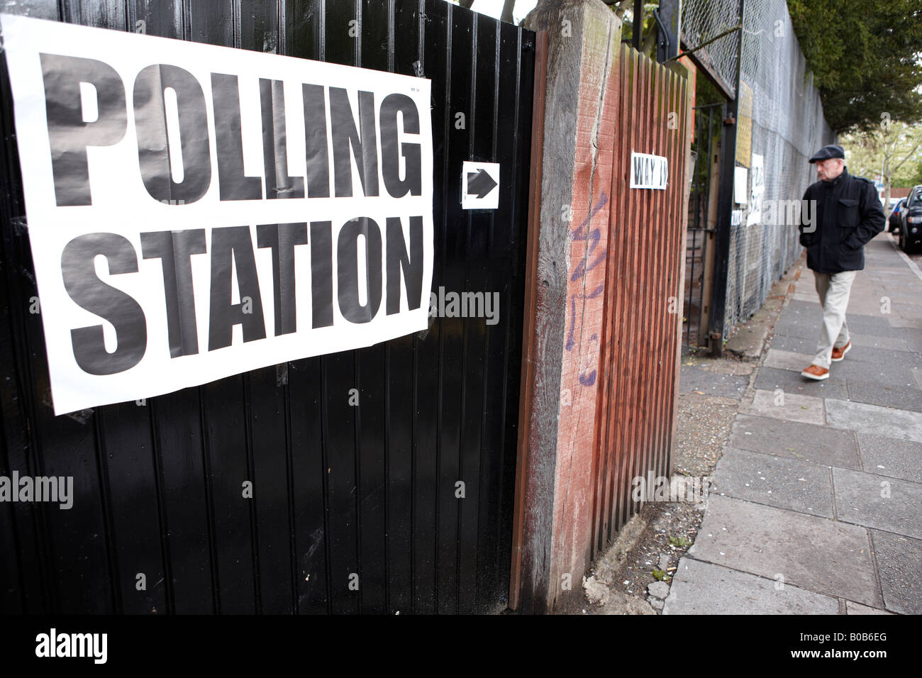 Ein Wähler, der zu Fuß in einem Wahllokal. Stockfoto