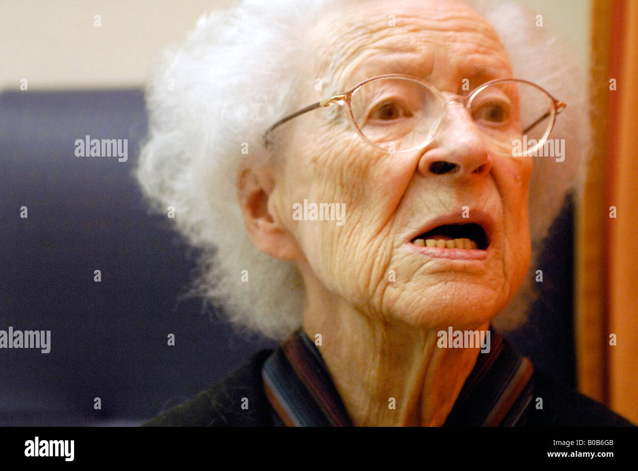 Älteren Patienten im Krankenhaus mit seniler Demenz Stockfoto