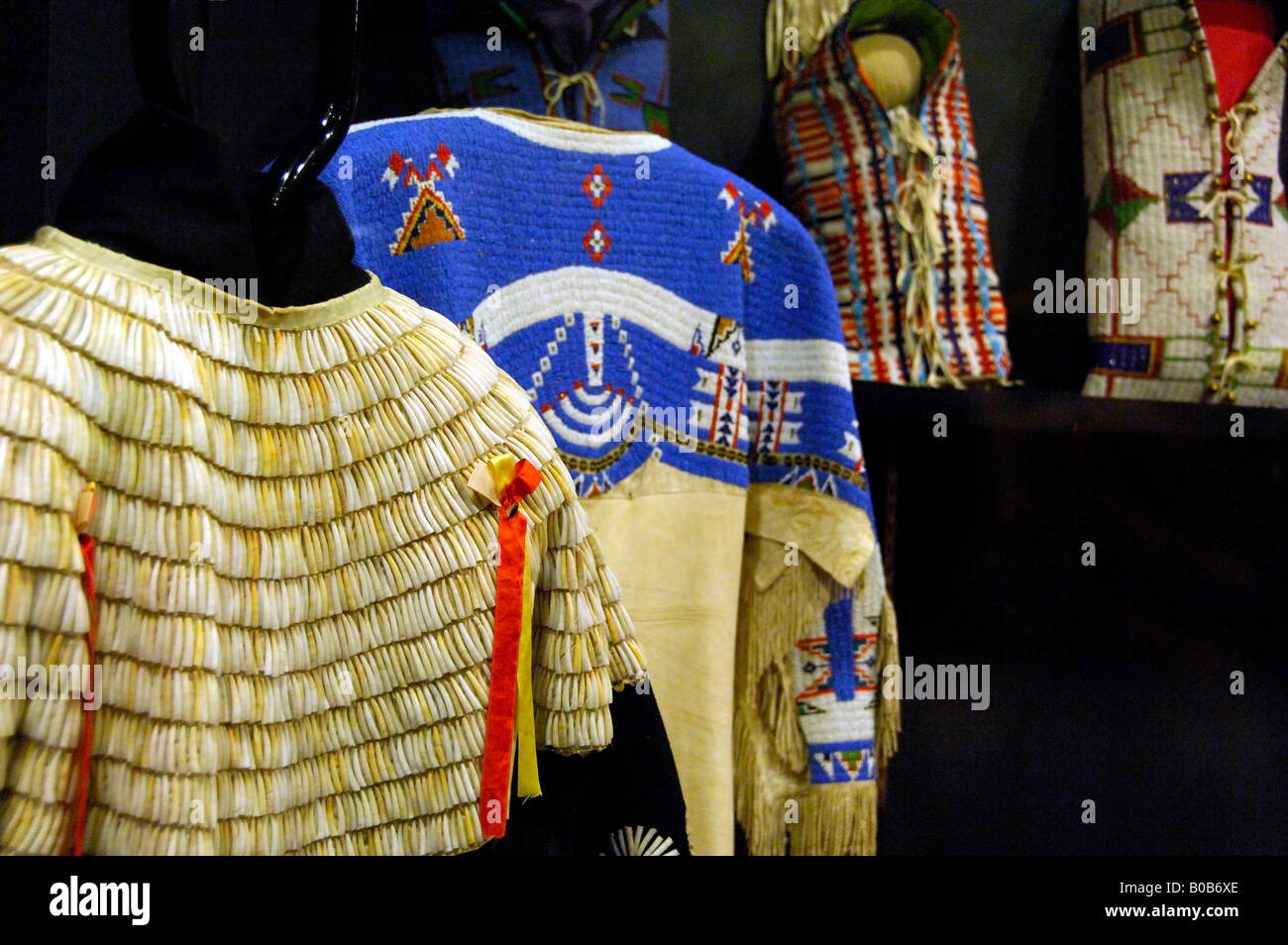 Rapid City, South Dakota Journey Museum. Native Plains indische Kleidung mit Sicke & Quillwork. PR. Stockfoto