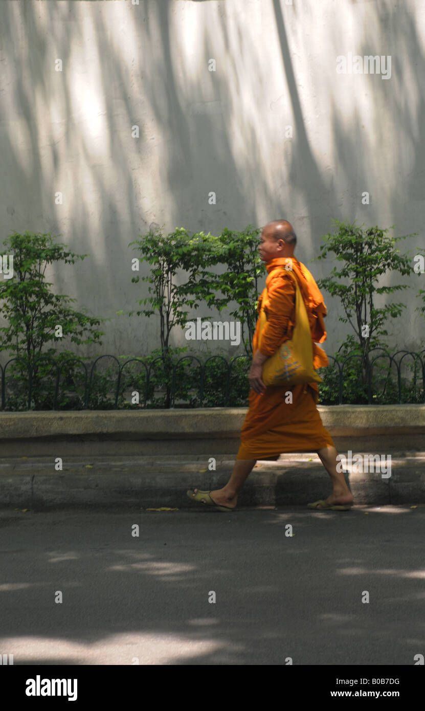 buddhistischer Mönch in Bangkok Richtung Amulett-Markt, Bangkok, thailand Stockfoto