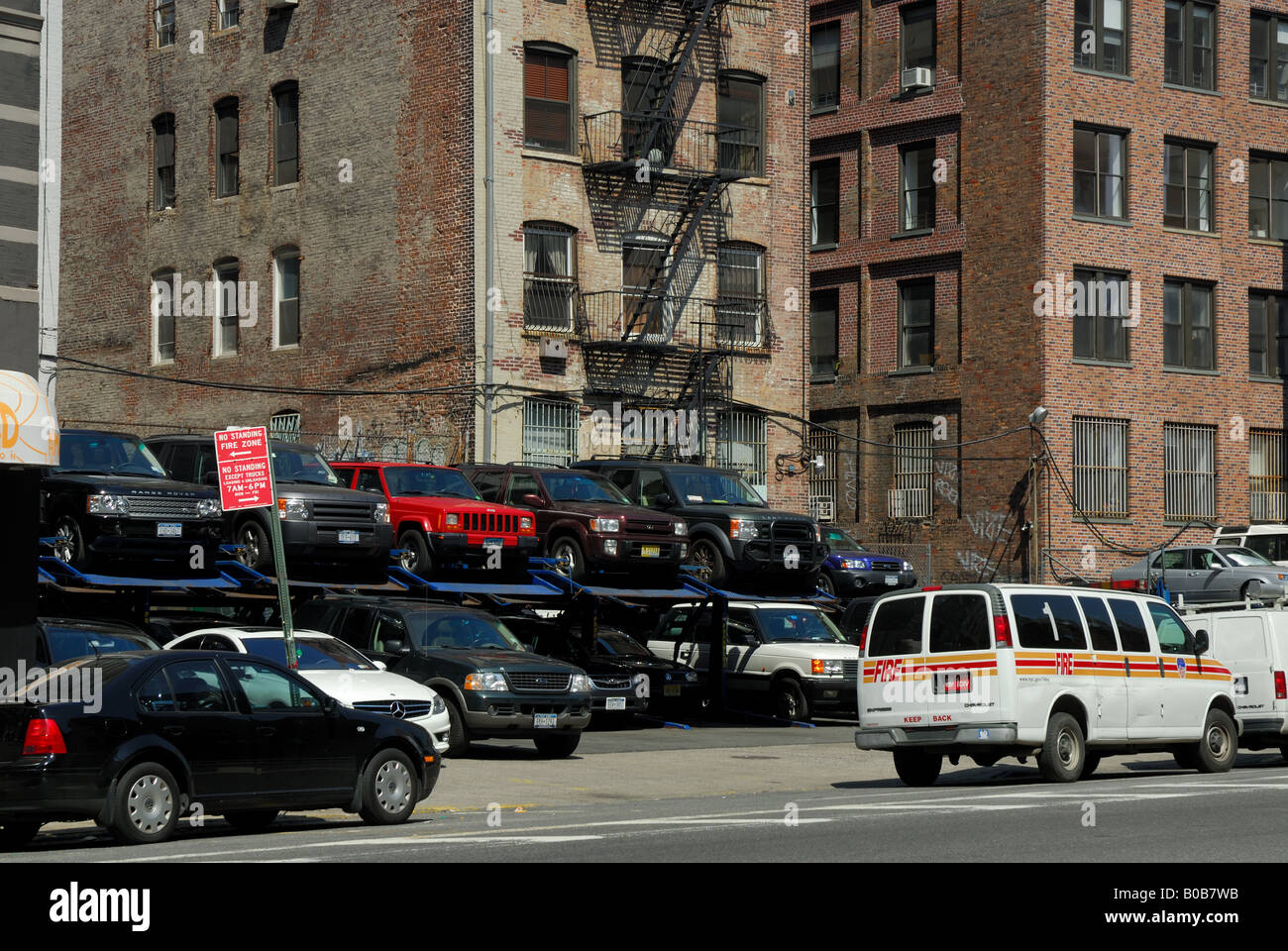 Parkende Autos in New York City Stockfoto