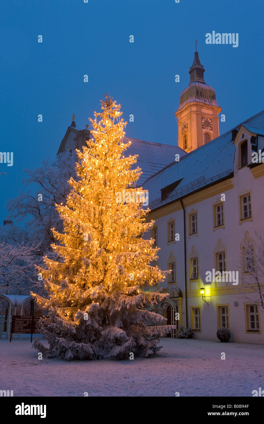 Weihnachtsbaum vor dem Landratsamt in Neustift, Freising, Bayern, Deutschland, Europa. Stockfoto