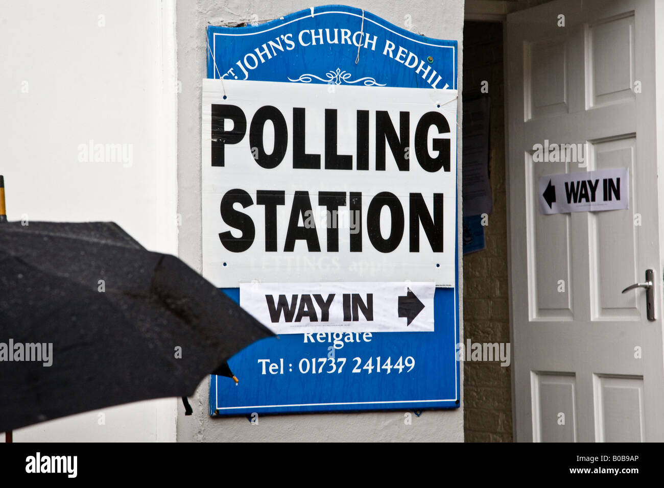 Partei aus Vertretern der Liberaldemokraten und konservativen Parteien vor einem Wahllokal in Surrey Stockfoto