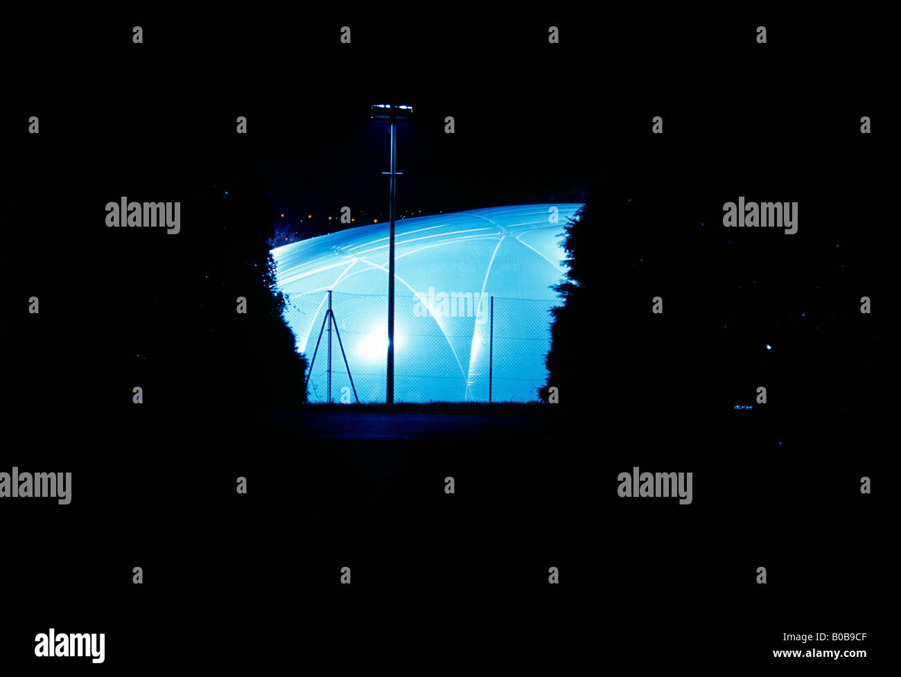 Outdoor kokonartige Sportanlage am beleuchteten und unter Flutlicht bei Nacht Stockfoto