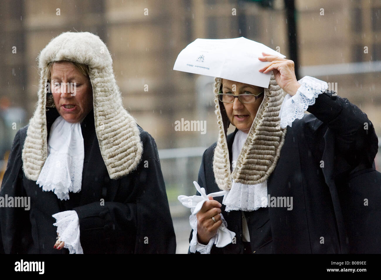 Frau Richter Schutz vor Regen in Richter Prozession aus Westminster Abbey London England Vereinigtes Königreich Stockfoto