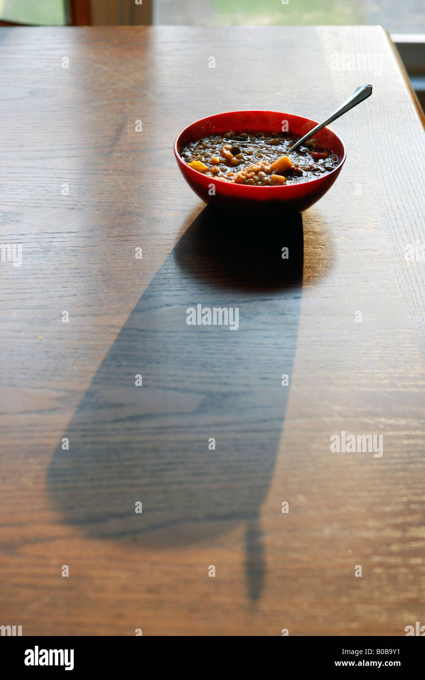 Einzelne Schüssel Suppe am Küchentisch Stockfoto