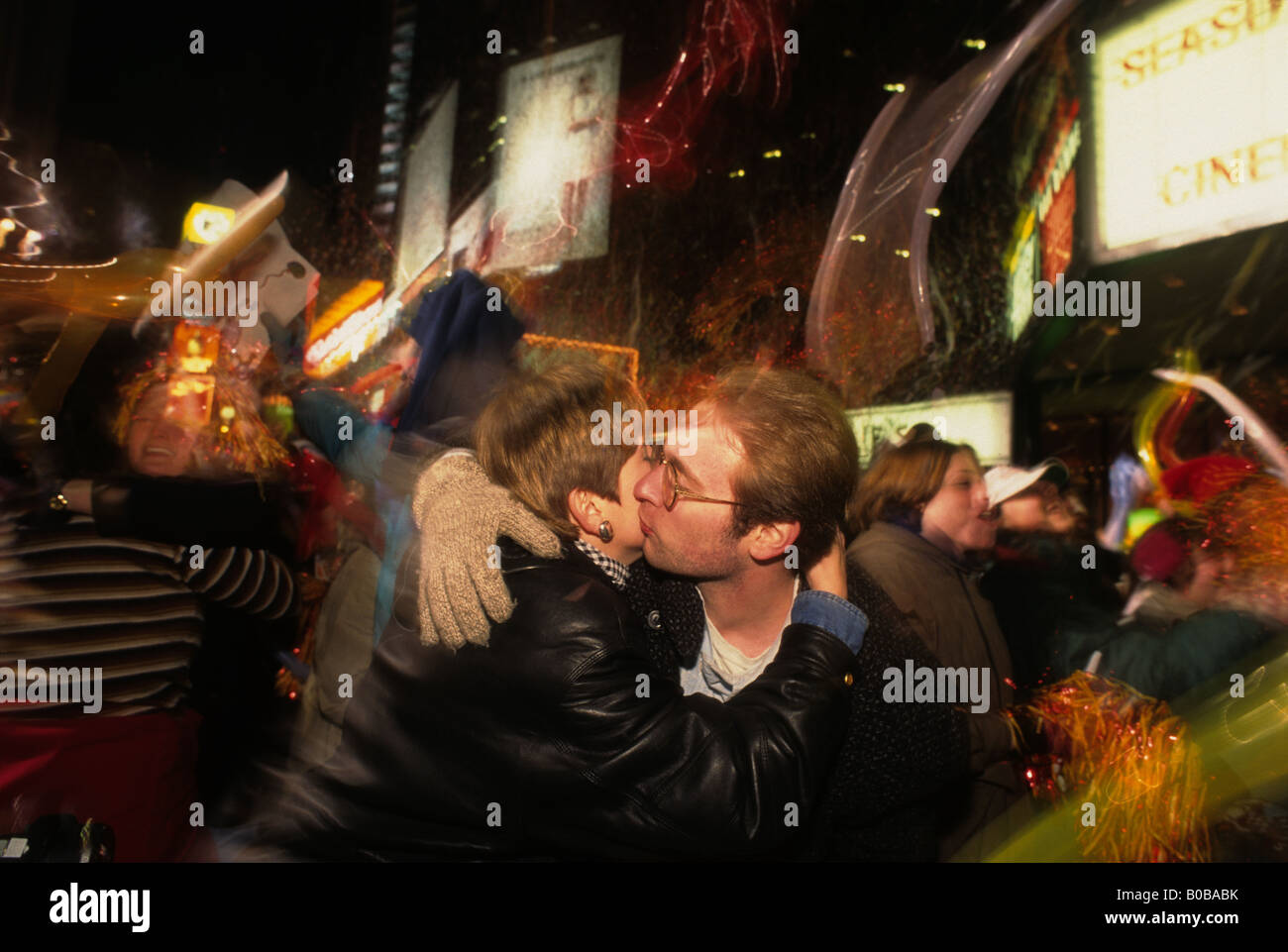 A man and woman kiss at the stroke of midnight in Times Square to welcome in the New Year Stockfoto