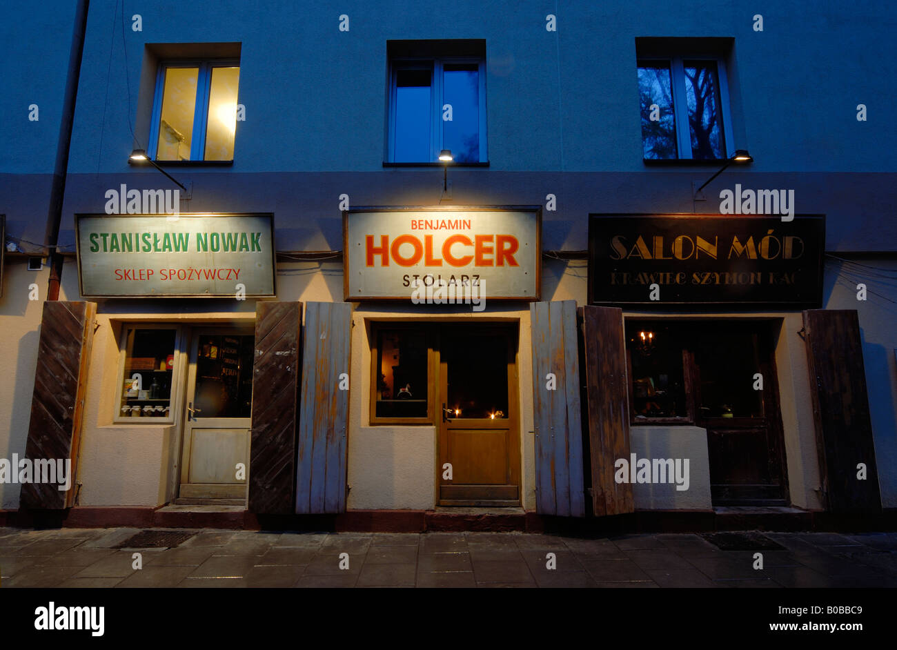 Stilvolles Restaurant soll aussehen wie eine Reihe von traditionellen Ladenfronten in Kazimeirz, das jüdische Viertel von Krakau, Polen Stockfoto