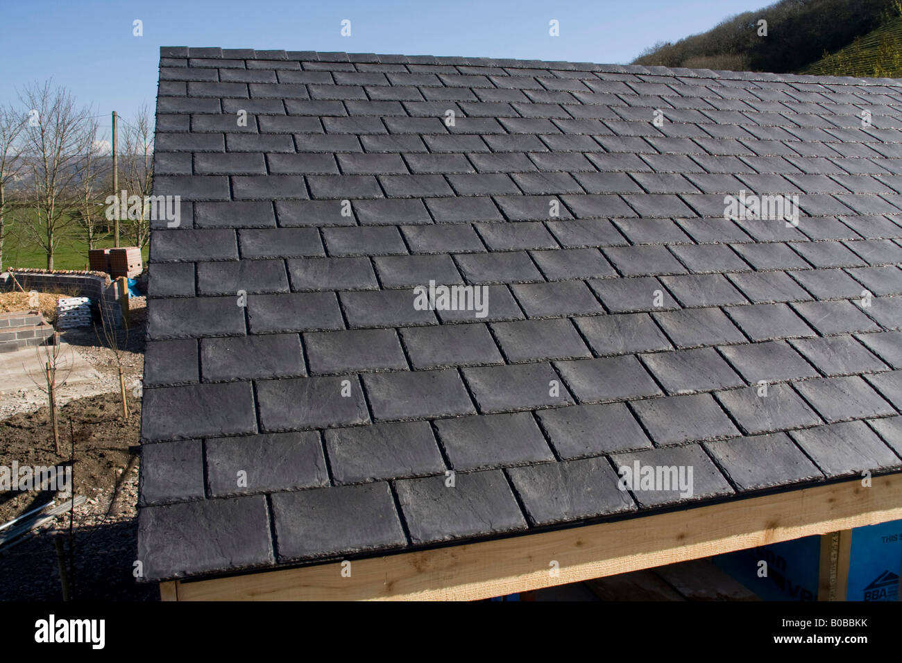 Replikat Schiefer Dachziegel hergestellt aus recyceltem Kautschuk-Pkw-Reifen Stockfoto