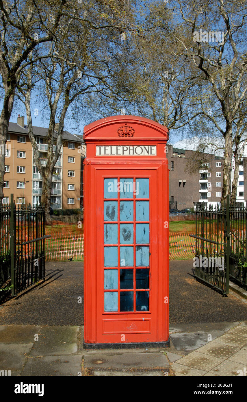 Eine rote Telefonzelle K2 im Inneren stehen am Eingang zu einem Park umgeben von Gemeindewohnungen in Bloomsbury, London blau lackiert Stockfoto