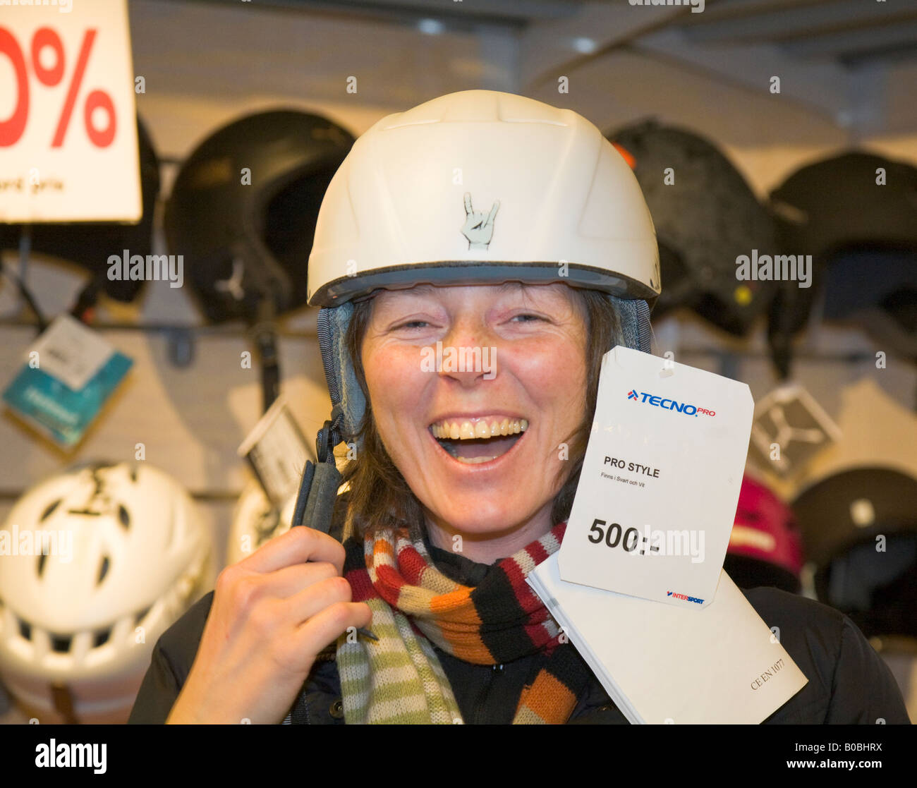 Eine 40 Jahre alte Frau shopping für einen Skihelm in einem Sportgeschäft in Kiruna / nördlichen Schweden Stockfoto