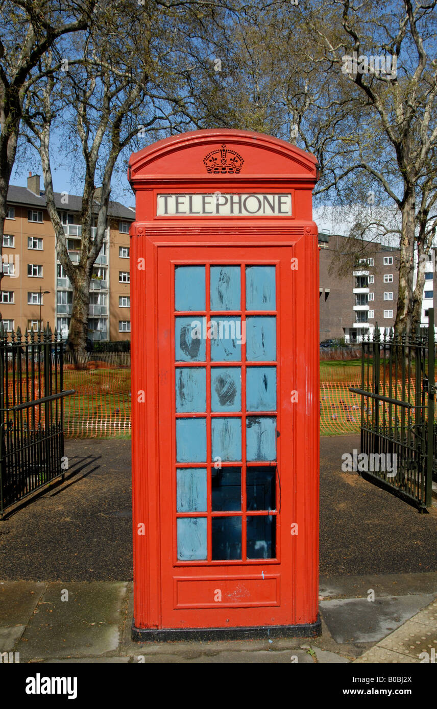 Eine rote Telefonzelle K2 im Inneren stehen am Eingang zu einem Park umgeben von Gemeindewohnungen in Bloomsbury, London blau lackiert Stockfoto