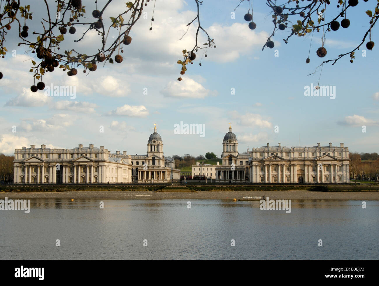 Royal Naval College (AKA Royal Naval Hospital), betrachtet über die Themse, Greenwich, England Stockfoto