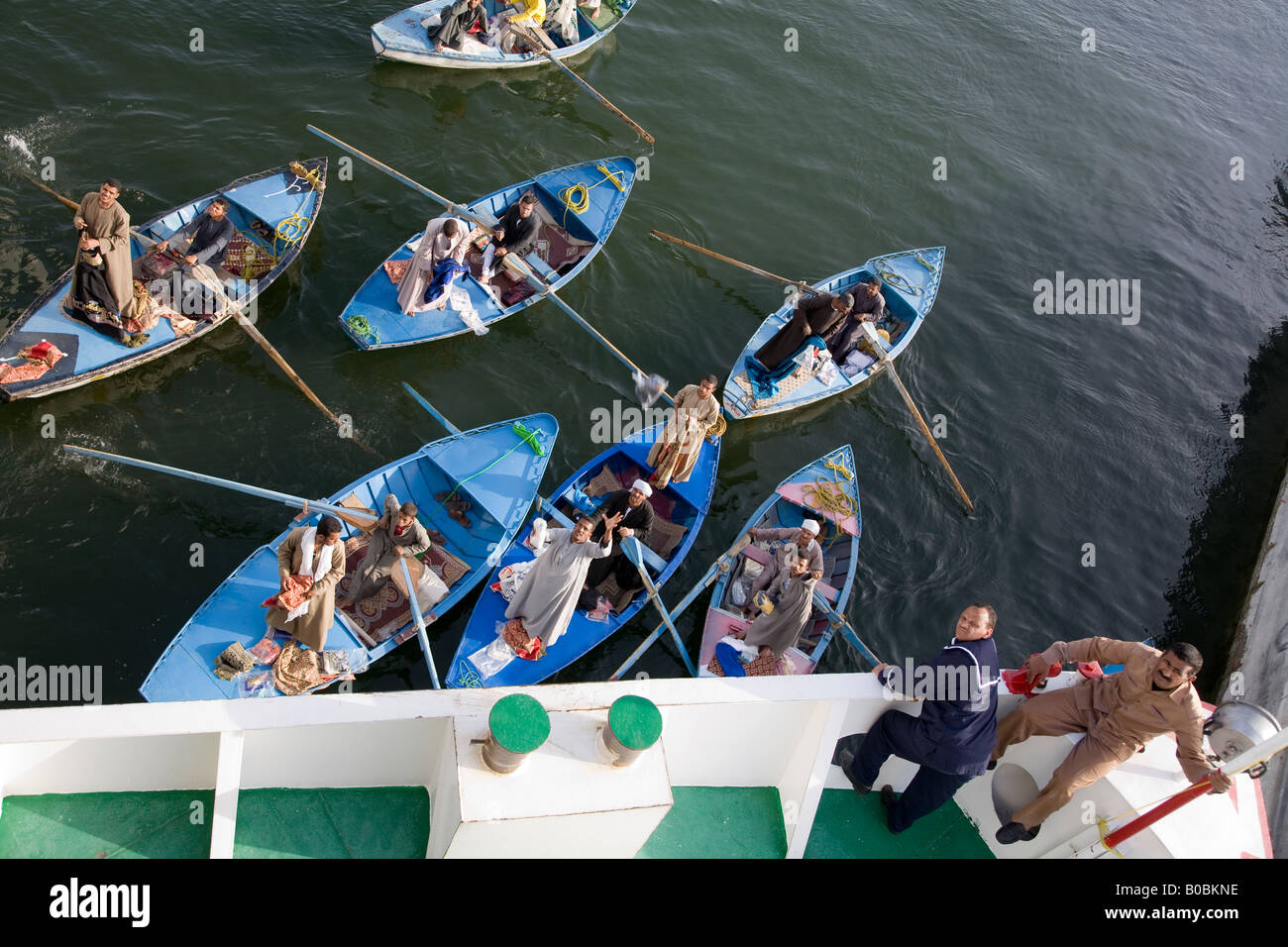 Schiffer auf viele kleine Boote auf dem Nil versuchen, Kreuzfahrtpassagiere zu locken, Waren zu kaufen Stockfoto