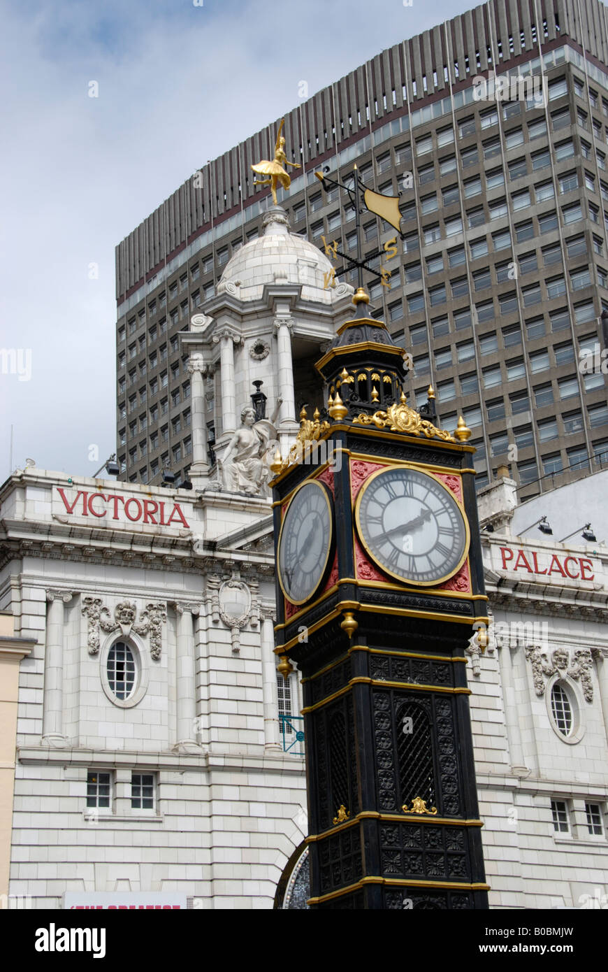 Little Ben Uhr und Victoria Palace Theatre Victoria Street London. Die Clock-Design imitiert, die von Big Ben. Stockfoto