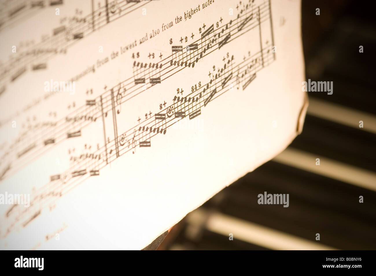 Notenschrift auf einem Klavier mit geringer Tiefe des Feldes Stockfoto