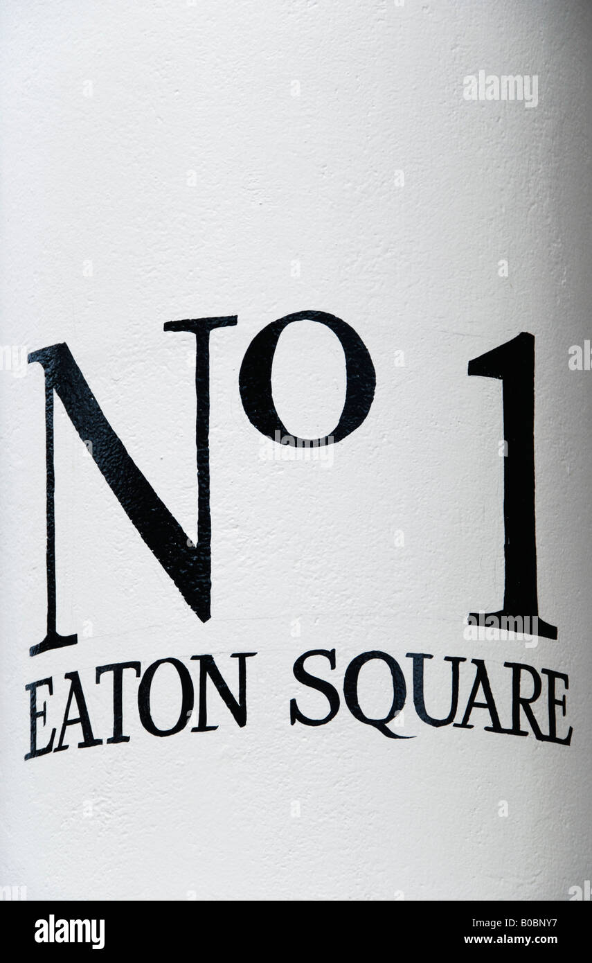 Nr. 1 Eaton Square gemalt auf weißen Steinsäule außerhalb Haus Eaton Square in London England Stockfoto