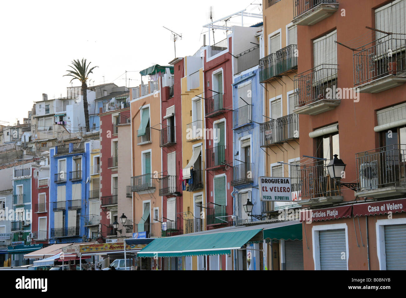 Häuser der Fischer an der Küste Vilajoyosa in der Nähe von Benidorm, Spanien Stockfoto