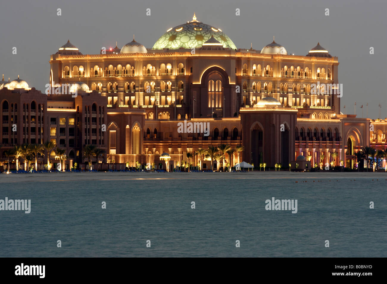 Emirates Palace Hotel am Abend, Abu Dhabi, Vereinigte Arabische Emirate Stockfoto